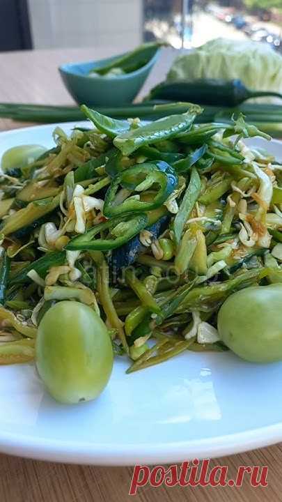 Зеленый салат / Green saladИнгредиенты:1. Стручки молодого горошка - 300 гр.2. Зеленый лук - ср. пучок 3. Молодая капуста - 150 гр.4. Огурцы - 150 гр.5. Чесн...