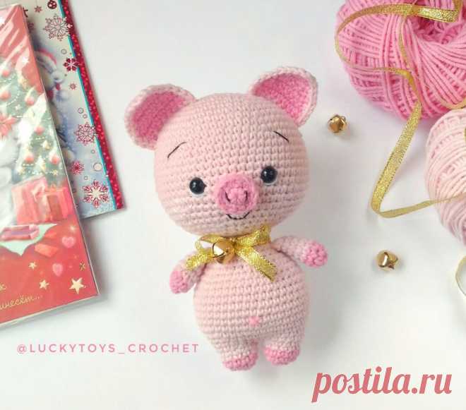 PDF Малыш Хрю. FREE amigurumi crochet pattern. Бесплатный мастер-класс, схема и описание для вязания игрушки амигуруми крючком. Вяжем игрушки своими руками! Свинка, поросенок, pig, piglet, piggy, свинья, поросёнок, schwein, porco. #амигуруми #amigurumi #amigurumidoll #amigurumipattern #freepattern #freecrochetpatterns #crochetpattern #crochetdoll #crochettutorial #patternsforcrochet #вязание #вязаниекрючком #handmadedoll #рукоделие #ручнаяработа #pattern #tutorial #häkeln #amigurumis