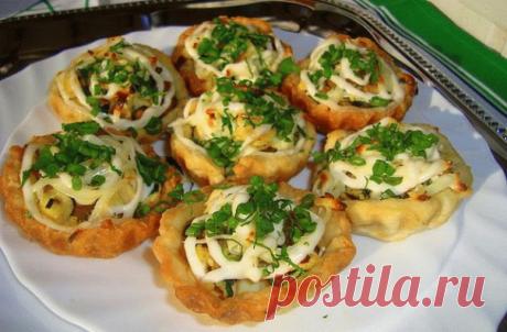 Корзиночки с сельдью

- готовые тартинки

Начинка:
- филе 1 селедки
- 1/2 пучка зеленого лука
- 30 г сыра
- укроп (несколько веточек)
- майонез

Приготовление:

Филе селедки режем мелким кубиком, затем нарезаем лук и зелень, сыр натираем на крупной терке, все заправляем майонезом.

Начинкой заполняем корзинки.
Зеленый лук можно заменить на репчатый маринованный, тоже очень вкусно.