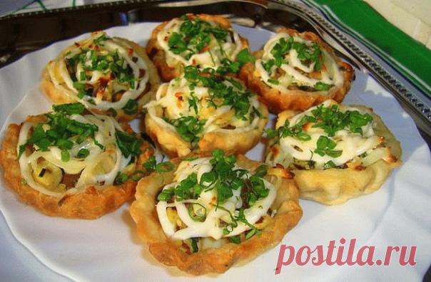 Корзиночки с сельдью

- готовые тартинки

Начинка:
- филе 1 селедки
- 1/2 пучка зеленого лука
- 30 г сыра
- укроп (несколько веточек)
- майонез

Приготовление:

Филе селедки режем мелким кубиком, затем нарезаем лук и зелень, сыр натираем на крупной терке, все заправляем майонезом.

Начинкой заполняем корзинки.
Зеленый лук можно заменить на репчатый маринованный, тоже очень вкусно.