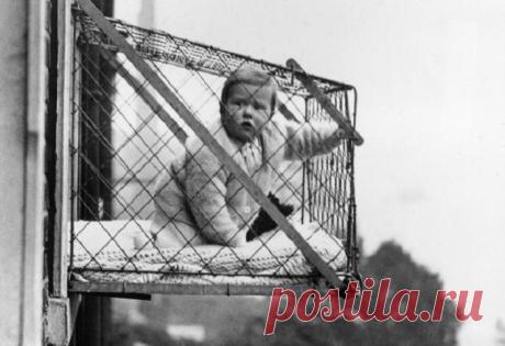 Все на свежий воздух: клетки-манежи для малышей, расположенные за окнами многоэтажек