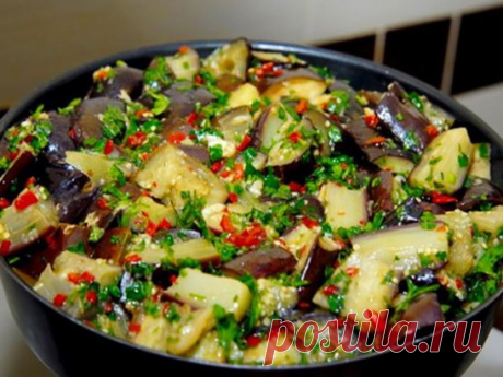 Очень вкусная закуска из баклажан. Баклажаны маринуются с добавлением чеснока и острого перца, закуска получается пикантная, насыщенная, остренькая, хорошо подойдет к различным блюдам, особенно мясным.Ингредиенты:
баклажаны- 2 кг
чеснок- 2-3 головки (от размера)
перец острый- 2 шт
зелень (по вкусу)
масло растительноеДля маринада:
сахар- 200 гр
уксус 7-9%- 200 мл
вода- 300 млПриготовление:
Баклажаны хорошо вымыть и обсушить. Нарезать крупными, продольными кусочками. Сложить в емкость и обильно за