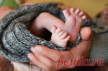 Мы на пальчиках считали
И ужасно хохотали:
Разве это пальчики?

Это ж просто мальчики!

Вот большой, смешной толстяк,
Любит хвастать просто так.
Как дела? - спроси его.
Он подпрыгнет, крикнет: -Во!

Указательный поманит,
Погрозит, укажет путь,
А потом в носу застрянет:
Где-то ж надо отдохнуть!

Средний палец – злой мальчишка.
Щелкнет по лбу – будет шишка,
Щелк по шару – лопнет шар,
Щелк – и в обморок комар.

Безымянный до утра
Выбирает имена:
Может Петя? Или Вова?
Или Алла...