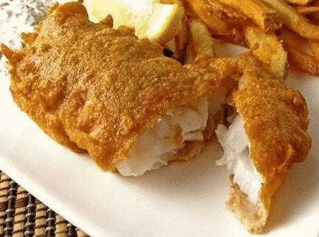 Вкусный и хрустящий кляр на минералке
Продукты:
1 яйцо;
150 гр. газированной минеральной воды;
150 гр. муки;
соль — по вкусу.
Примечания:
Газировка должна быть очень сильно охлаждена, чуть ли не до льдинок.
Так же в некоторых рецептах добавляется 0,25 ч.л. соды, но я не добавляла.
Добавлять соль следует осторожно — не забывайте, что минералка уже соленая.
Способ приготовления кляра на газированной минеральной воде:
В глубокую тарелку вбиваем яйцо, вливаем половину нормы холодной газированно