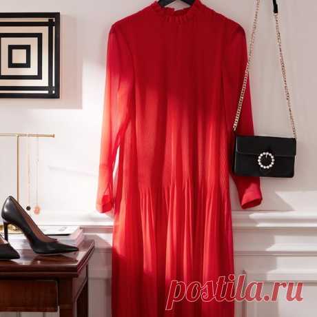 Удлиненный силуэт, изящный крой и эффектный цвет — в этом платье вы будете выглядеть по-настоящему женственно и элегантно! А благодаря стильному клатчу со стразами вы сможете создать идеальный образ для вечернего выхода в свет. Платье: 0665726001 Клатч: 0638911001 Туфли: 0536663007 #HM