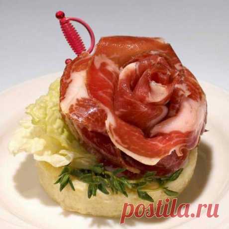 Рецепт закусочных бутербродов с розочками из мяса / Простые рецепты