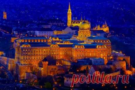 НОЧНОЙ БУДАПЕШТ, ВЕНГРИЯ.  
До 1873 года ни этого города, ни страны Венгрии на карте Европы не существовало. Город Будапешт искусственным образом составили из двух противоположностей, разделенных Дунаем: холмистая Буда на западном берегу и плоский Пешт на восточном. |  Время Отдыхать
