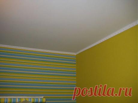 Обои можно поклеить горизонтально 
Во время ремонта помещения пользуется большой популярностью поклейка стен обоями. Иногда, чтобы выделить интерьер комнаты посредством рисунка на обоях или чередования листов, прибегают к горизонтальной поклейке обоев.