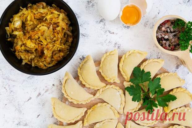 25 самых вкусных начинок для вареников - Будет вкусно - 17 марта - Медиаплатформа МирТесен Вареники никогда и никому не надоедают, тем более с таким разнообразием начинок. Собрали для тебя 25 лучших вариантов – от классики до самых оригинальных. Тут и сладкие, и соленые начинки – на любой вкус! 1. Творожная начинка для вареников Фото: dzen.ru Тебе понадобится: 400 г творога, 3 яичных - 17 марта - 43357149560 - Медиаплатформа МирТесен