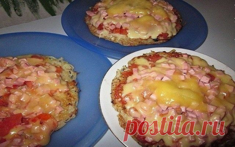 МГНОВЕННАЯ КАРТОФЕЛЬНАЯ ПИЦЦА НА СКОВОРОДКЕ!
Приготовь пиццу за 10 минут!
Ингредиенты:
Для основы
 3-4 картофелины среднего размера,
 2 ст.ложки муки,
 1яйцо, соль, перец.
Начинка:
1. майонез, чеснок, 3 помидорки, колбаса, сыр (много сыра).
2. инструменты - тёрка, ножик, сковорода маленького диаметра, чеснокодавилка и РАСТИТЕЛЬНОЕ МАСЛО.
￼
Приготовление: