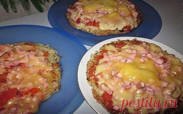 МГНОВЕННАЯ КАРТОФЕЛЬНАЯ ПИЦЦА НА СКОВОРОДКЕ!
Приготовь пиццу за 10 минут!
Ингредиенты:
Для основы
 3-4 картофелины среднего размера,
 2 ст.ложки муки,
 1яйцо, соль, перец.
Начинка:
1. майонез, чеснок, 3 помидорки, колбаса, сыр (много сыра).
2. инструменты - тёрка, ножик, сковорода маленького диаметра, чеснокодавилка и РАСТИТЕЛЬНОЕ МАСЛО.
￼
Приготовление: