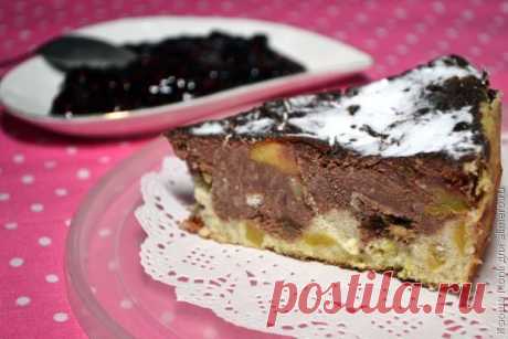 👌 Шоколадная творожная запеканка с яблоками и изюмом, рецепты с фото Если вы хотите побаловать своих родных вкусной сладкой творожной запеканкой то можете воспользоваться сегодняшним рецептом. Понравится это блюдо и любителям шоколада так как основн...