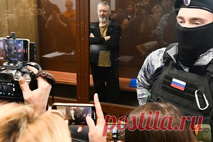 Бывшего министра ДНР Стрелкова осудили на четыре года. Мосгорсуд приговорил бывшего министра обороны ДНР Игоря Стрелкова (Гиркина) к четырем годам лишения свободы за призывы к экстремистской деятельности. Его отправят в колонию общего режима, а также лишат права заниматься администрированием сайтов в интернете сроком на три года. Прокурор просил суд 4 года и 11 месяцев.