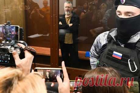Бывшего министра ДНР Стрелкова осудили на четыре года. Мосгорсуд приговорил бывшего министра обороны ДНР Игоря Стрелкова (Гиркина) к четырем годам лишения свободы за призывы к экстремистской деятельности. Его отправят в колонию общего режима, а также лишат права заниматься администрированием сайтов в интернете сроком на три года. Прокурор просил суд 4 года и 11 месяцев.