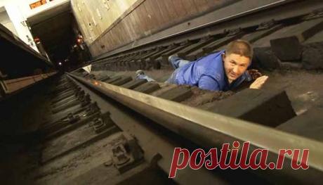 Если человек упал на рельсы в метро: рекомендация, которая спасет жизнь!