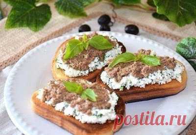 12 лучших паст для бутербродов: быстро, вкусно, полезно 

 
1. Из яиц и лука 
 
Натрите на крупной терке вареные яйца, а лук порубите как можно мельче. Размягчите и разотрите масло, смешайте его со сметаной, солью и перцем. Можно также добавить мелконарубл…