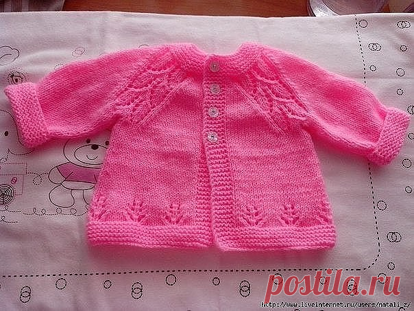 КОФТОЧКА РЕГЛАНОМ Татјана Tania 

Кофточка-жакетик для самых маленьких связана спицами, украшена ажурными рисунками по низу изделия, напоминающими цветочки, а по регланным линиям — узор из листиков. Модель подходит как девочкам, так и мальчикам, в зависимости от выбранного цвета пряжи и пуговок.

Размер: 3 мес., полнота 50.
Понадобится:
110 г. мериносовой пряжи (в модели использована пряжа Dream in Color Smooshy 411,5 м. в 110 г.)
круговые спицы № 3,5
маркеры петель
пуговк...