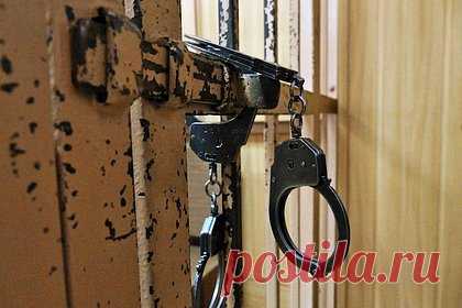 Россиянин домогался маленькой девочки и попал под следствие. В Москве задержали 31-летнего мужчину, домогавшегося маленькой падчерицы. 13 февраля обвиняемый в квартире дома на Святоозерской приставал к падчерице. Девочка смогла вырваться, убежать на улицу и позвонить матери. Та сразу же обратилась в полицию. Мужчина хотел сбежать из Москвы, но его поймали правоохранители.