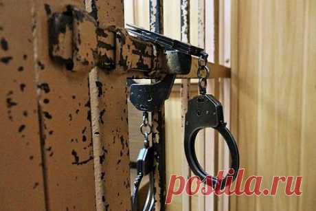 Россиянин домогался маленькой девочки и попал под следствие. В Москве задержали 31-летнего мужчину, домогавшегося маленькой падчерицы. 13 февраля обвиняемый в квартире дома на Святоозерской приставал к падчерице. Девочка смогла вырваться, убежать на улицу и позвонить матери. Та сразу же обратилась в полицию. Мужчина хотел сбежать из Москвы, но его поймали правоохранители.