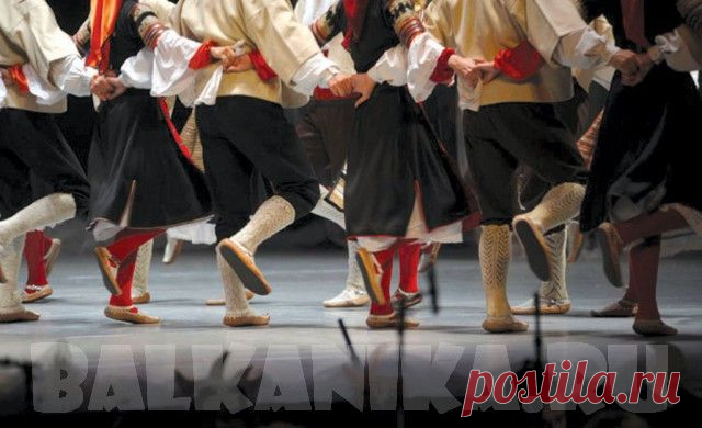 Сербский танец | Балканика.ру
«Коло» буквально значит «колесо», а в более широком смысле – «круглый». Думаю, дальше можно не рассказывать, что сербское коло – это наш хоровод. Только не томный и вальяжный, а, наоборот, очень энергичный и задорный. Да, сложно представить древнерусских девушек в длинных сарафанах и с кокошниками на головах, резво скачущих в хороводе. Поэтому наши хороводы не плясали, а водили.

А вот сербское коло не иначе как виртуозные движения ног почти на ирландский манер.