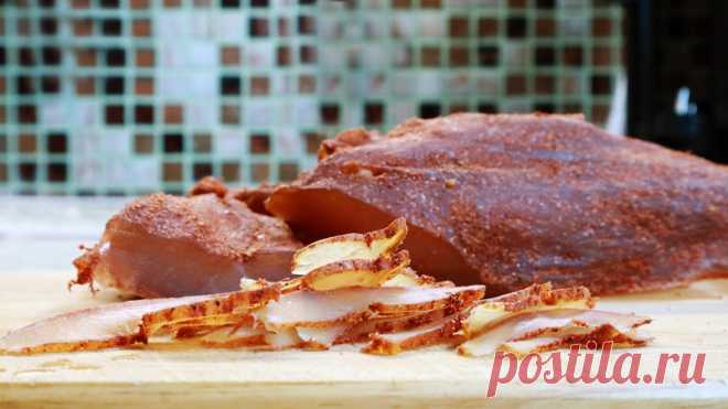 Карпаччо из курицы. Рецепт первый (1 фото + 1 тянучка) | Чёрт побери Такое необычное название блюдо получило от имени художника из Италии Витторе Карпаччо, писавшего свои произведения исключительно в красных тонах. Блюдо можно использовать как закуску к алкогольным напиткам. Карпаччо делают из мяса, птицы, рыбы и даже овощей или фруктов. Описание 1. При желании порадовать себя и близких подобными изысками стоит учитывать некоторые рекомендации: Без термической обработки мо...