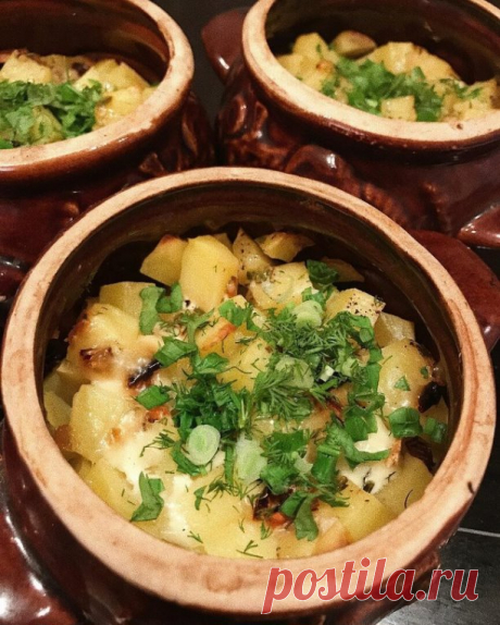 Мясо с овощами в горшочках

Ингредиенты:

 куриная грудка
 1 шт.желтый перец
🥕 1 морковь 🥯 1 луковица, 3 зубчика чеснока
🥔 4-5 шт.картофель 🥫 специи( соль,перец,10 овощей)
🥄 2 ст.л.майонез
 вода
зелень

Приготовление:

Куриную грудку нарезаем кубиком, обжариваем на растительном масле минут 5-7,солим и перчим:)

 К куриной грудке добавляем нарезанный кубиком перчик,обжариваем до золотистого цвета!

🥔 Картофель нарезаем кубиком, морковь кружочками, лук кольцами! 🥫 Для...