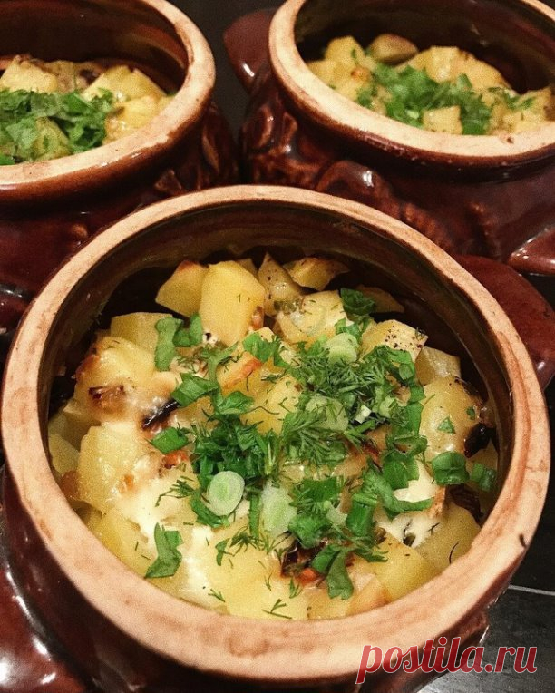 Мясо с овощами в горшочках

Ингредиенты:

 куриная грудка
 1 шт.желтый перец
🥕 1 морковь 🥯 1 луковица, 3 зубчика чеснока
🥔 4-5 шт.картофель 🥫 специи( соль,перец,10 овощей)
🥄 2 ст.л.майонез
 вода
зелень

Приготовление:

Куриную грудку нарезаем кубиком, обжариваем на растительном масле минут 5-7,солим и перчим:)

 К куриной грудке добавляем нарезанный кубиком перчик,обжариваем до золотистого цвета!

🥔 Картофель нарезаем кубиком, морковь кружочками, лук кольцами! 🥫 Для...