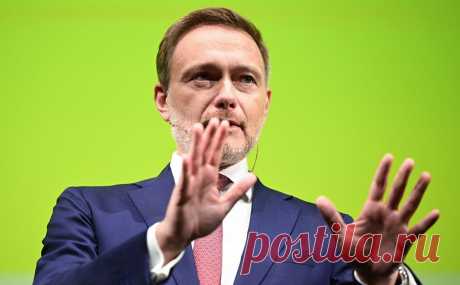 Минфин Германии отказался в одиночку справляться с бременем помощи Киеву. Министр финансов Линднер заявил, что Германия в финансовом отношении не может делать для Украины больше, чем другие страны. В 2024 году Германия решила почти удвоить помощь, выделив Киеву €7 млрд. Москва осуждает помощь Украине