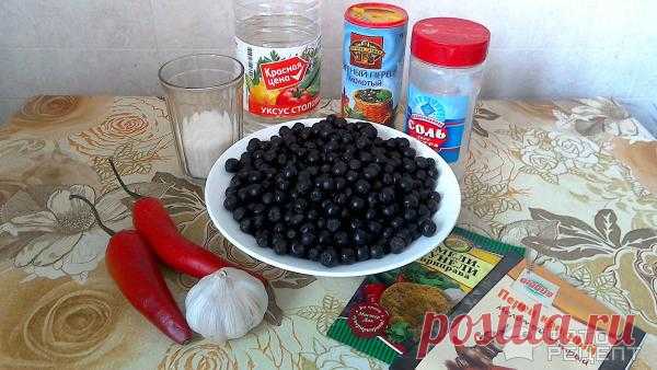 Рецепт: Аджика из черноплодной рябины на зиму | Острая приправа к рыбе и мясу. Простой рецепт без термической обработки.
