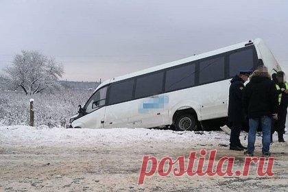 В российском регионе автобус с детьми попал в аварию и съехал в кювет. На автодороге Малоярославец — Боровск в Калужской области водитель Renault Logan столкнулся с автобусом, в котором были дети и сопровождающие их взрослые. Авария произошла около 10:00 по местному времени в районе деревни Уваровское Боровского района. В результате столкновения автобус съехал в кюве­т.