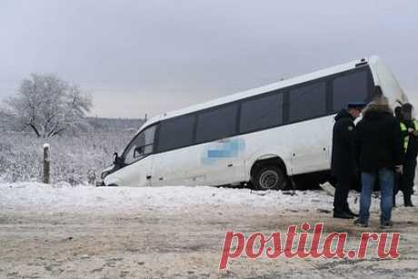 В российском регионе автобус с детьми попал в аварию и съехал в кювет. На автодороге Малоярославец — Боровск в Калужской области водитель Renault Logan столкнулся с автобусом, в котором были дети и сопровождающие их взрослые. Авария произошла около 10:00 по местному времени в районе деревни Уваровское Боровского района. В результате столкновения автобус съехал в кюве­т.
