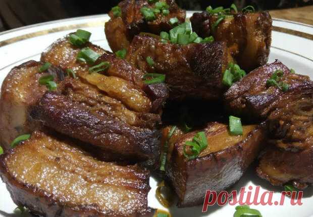 Сало по-китайски: сначала варим, а затем обжариваем в масле - Steak Lovers - медиаплатформа МирТесен Процесс приготовления сала по китайскому методу значительно отличается от привычного многим. Сначала грудинка быстро проваривается, а затем обжаривается в большом количестве масла с добавлением соуса и специй. Для этого рецепта лучше брать сало с большой мясной прослойкой, так будет вкуснее.