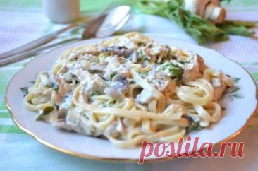 Паста  с курицей и грибами Паста с курицей и грибами 'Альфредо' - это изысканное блюдо итальянской кухни, которое сочетает в себе нежное куриное филе, ароматные шампиньоны и сливочный соус. Это блюдо идеально подходит для любителей пасты, которые ценят насыщенные вкусы и кремовую текстуру. Подается с тертым пармезаном, что придает ему особую пикантность.