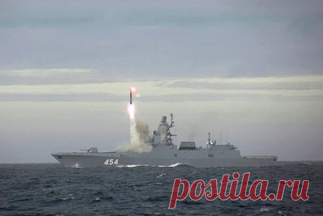 Российский адмирал оценил мощь ракеты «Циркон». В мире не существует снарядов, которые способны перехватить гиперзвуковую противокорабельную ракету «Циркон», стоящую на вооружении российского фрегата «Адмирал Горшков». Об этом заявил бывший командующий Черноморским флотом адмирал Владимир Комоедов. Эта ракета способна развивать скорость свыше шести чисел Маха.