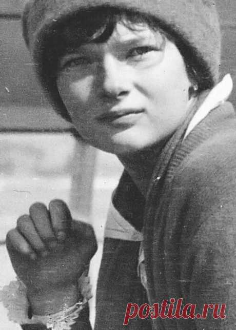 Grand Duchess Tatiana. This is a very pretty picture of Tatiana. Judging from her attire it may have been taken after her family was imprisoned following her father's abdication. Looks like my mother   |   Pinterest • Всемирный каталог идей