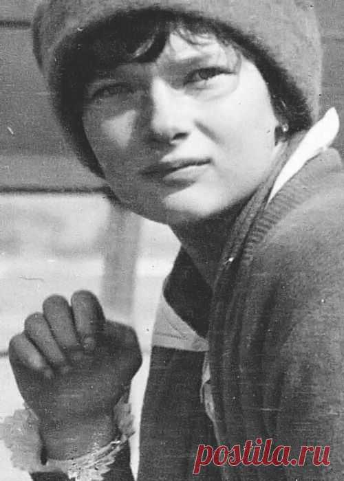 Grand Duchess Tatiana. This is a very pretty picture of Tatiana. Judging from her attire it may have been taken after her family was imprisoned following her father's abdication. Looks like my mother   |   Pinterest • Всемирный каталог идей