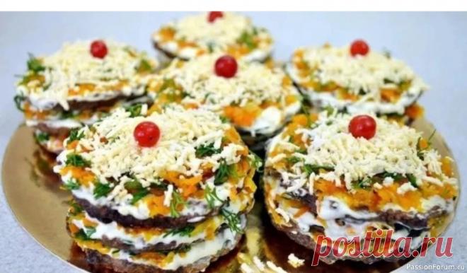 Мини-тортики из печени Ингредиенты:Печень говяжья-400 гЯйцо-1.Мука-2 стол.ложки,Майонез-1 стол.ложка.ГОТОВИМ:Печень на мясорубке + яйцо, мука, майонез, соль, перец. Испечь оладушки.Морковь натереть на крупной тёрке + репчатый лук, обжарить. В конце добавить измельченный чеснок.Каждую оладушку промазать...