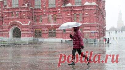 «Приличное количество, 15—20% от месячной нормы»: в Москве и Подмосковье выпал первый снег. В Москве и Подмосковье в понедельник, 14 октября, выпал первый снег. В Гидрометцентре отметили, что североатлантический циклон принёс в столичный регион погоду, больше подходящую для предзимья. Между тем синоптики отмечают, что выпавший снежный покров не станет устойчивым. Столичный Дептранс призвал жителей Москвы пользоваться общественным транспортом и предупредил о возможных затруднениях на дорогах.…