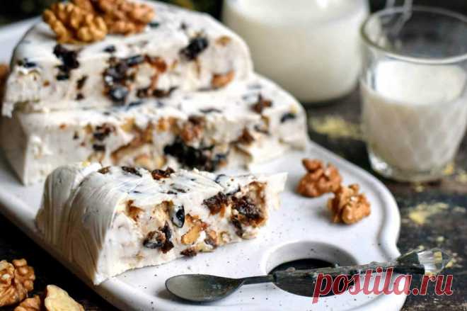Десерт из чернослива, орехов и сметаны