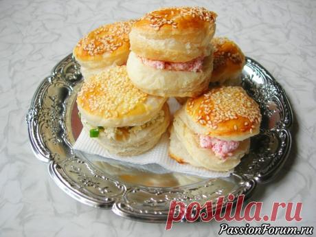 Булочки из слоеного теста с кунжутом и начинкой из творога