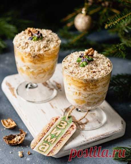 ​Салат куриный с ананасами Ингредиенты:Куриное филе, отварить &mdash; 1 шт.Ананас консервированный &mdash; 300 гСыр &mdash; 200 гЯйца, сварить вкрутую &mdash; 4 шт.Майонез &mdash; по вкусуГрецкий орех &mdash; по вкусуПриготовление:1. Отварную курицу нарезать мелким кубиком, положить в сервировочное блюдо первым...