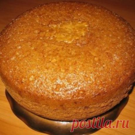 БЕЗУМНО ВКУСНЫЙ Медовый Бисквит Для торта 
Обязательно сохраните ! ЧТОБЫ НЕ ПОТЕРЯТЬ РЕЦЕПТ !
Ингредиенты:
Яйцо – 5 шт
Сахар – 1 стакан 
Мед – 6 ст.л.
Сода (разрыхлитель) – 1 ч.л.
Мука – 2 стакана
Приготовление:
Мед и соду разогреть до пены. Яйца взбить хорошо с сахаром, добавить мед с содой и муку, перемешать.
Чашу смазать маслом, выложить тесто, установить программу ВЫПЕЧКА на 1 час.
Пропитать бисквит и промазать кремом на ваше усмотрение (сгущенка, взбитые сметана с сахаром и т.д.)
Гото