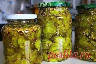 Пряные огурцы на зиму (пикули) 
Такая огуречная заготовка, приносит пряную нотку в обычные бутерброды, сэндвичи или овощные салаты. Большой плюс в том, что годятся огурцы которые не пошли на засолку, тут как раз интереснее вариант — крупные огурцы. 
Состав: 
— 2 кг. свежих крупных огурцов 
— 4 крупные луковицы 
— 6 ст. ложки крупной соли 
— 4 стакана яблочного уксуса 
— 3 стакана сахара 
— 4 ст. ложки горчичных семян 
— 1 ч. ложка молотой куркумы 
— 1 ч. ложка черного перц...