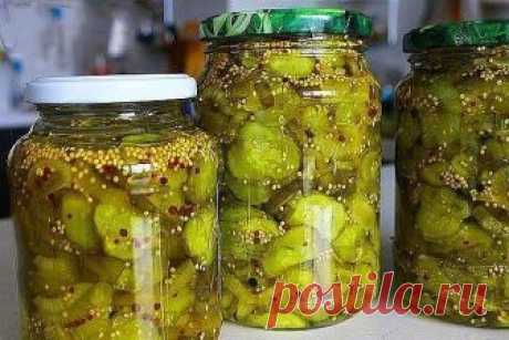 Пряные огурцы на зиму (пикули) 
Такая огуречная заготовка, приносит пряную нотку в обычные бутерброды, сэндвичи или овощные салаты. Большой плюс в том, что годятся огурцы которые не пошли на засолку, тут как раз интереснее вариант — крупные огурцы. 
Состав: 
— 2 кг. свежих крупных огурцов 
— 4 крупные луковицы 
— 6 ст. ложки крупной соли 
— 4 стакана яблочного уксуса 
— 3 стакана сахара 
— 4 ст. ложки горчичных семян 
— 1 ч. ложка молотой куркумы 
— 1 ч. ложка черного перц...