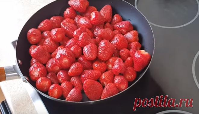 Клубничная шарлотка. Жареное варенье на сковороде. Малосольная клубника. Жареное варенье на сковороде. Жареная клубника.