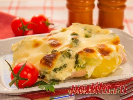 Запеканка с индейкой, брокколи и картофелем под соусом бешамель
