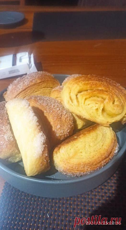 Лена Федина
Мука 350гр
Молоко 50гр
Масло 150гр
Яйцо 1
Соль, ваниль.
Сахар только в прослойки " на глаз" ,когда раскатывать слоеное.