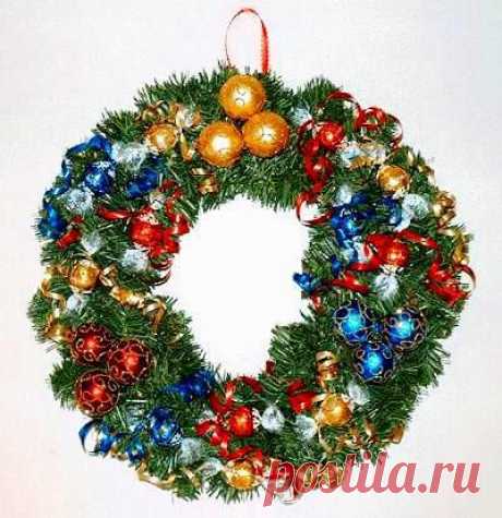 Рождественский венок с конфетами