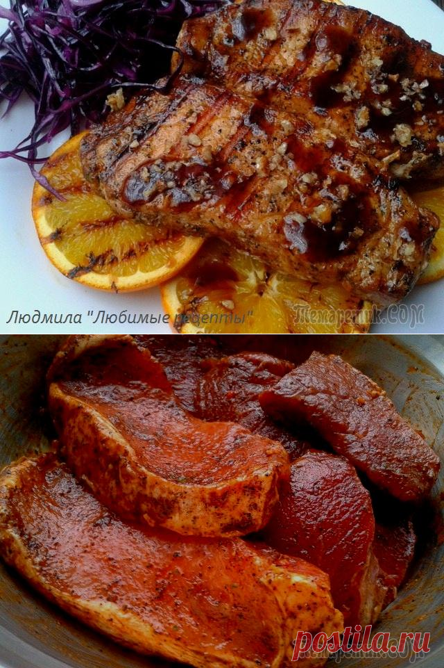 Сочные свиные стейки на апельсинах-гриль с синим салатом.