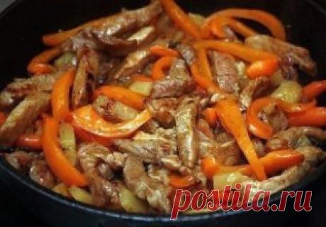 Свинина по-китайски
Не стоит думать, что если блюдо "свинина по-китайски" не относится к традиционным и привычным для нас, то это значит, что оно сложное и его трудно готовить. Совсем наоборот и сейчас вы в этом убедитесь.
Ингредиенты:
Свиная шея 350 г
Сахар песок 5 г
Имбирь молотый 1 ч.л
Морковь-мини 100 г
Ананасы консервированные 200 г
Крахмал картофельный 15 г
Соевый соус 50 мл
Масло подсолнечное 40 мл
Перец сладкий оранжевый 1 шт.
Приготовление:
Свиную шейку нарезаем ломтиками поперек в